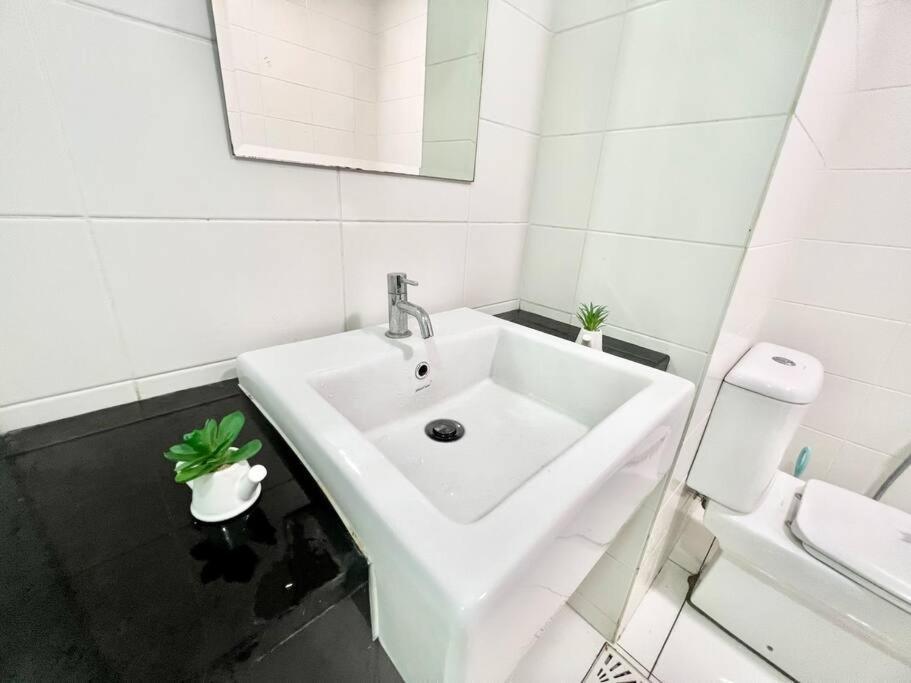שאה אלאם F 1-5 Pax 3Bed Cozy Home Studio Trefoil Setia Alam Wifi & Tv מראה חיצוני תמונה